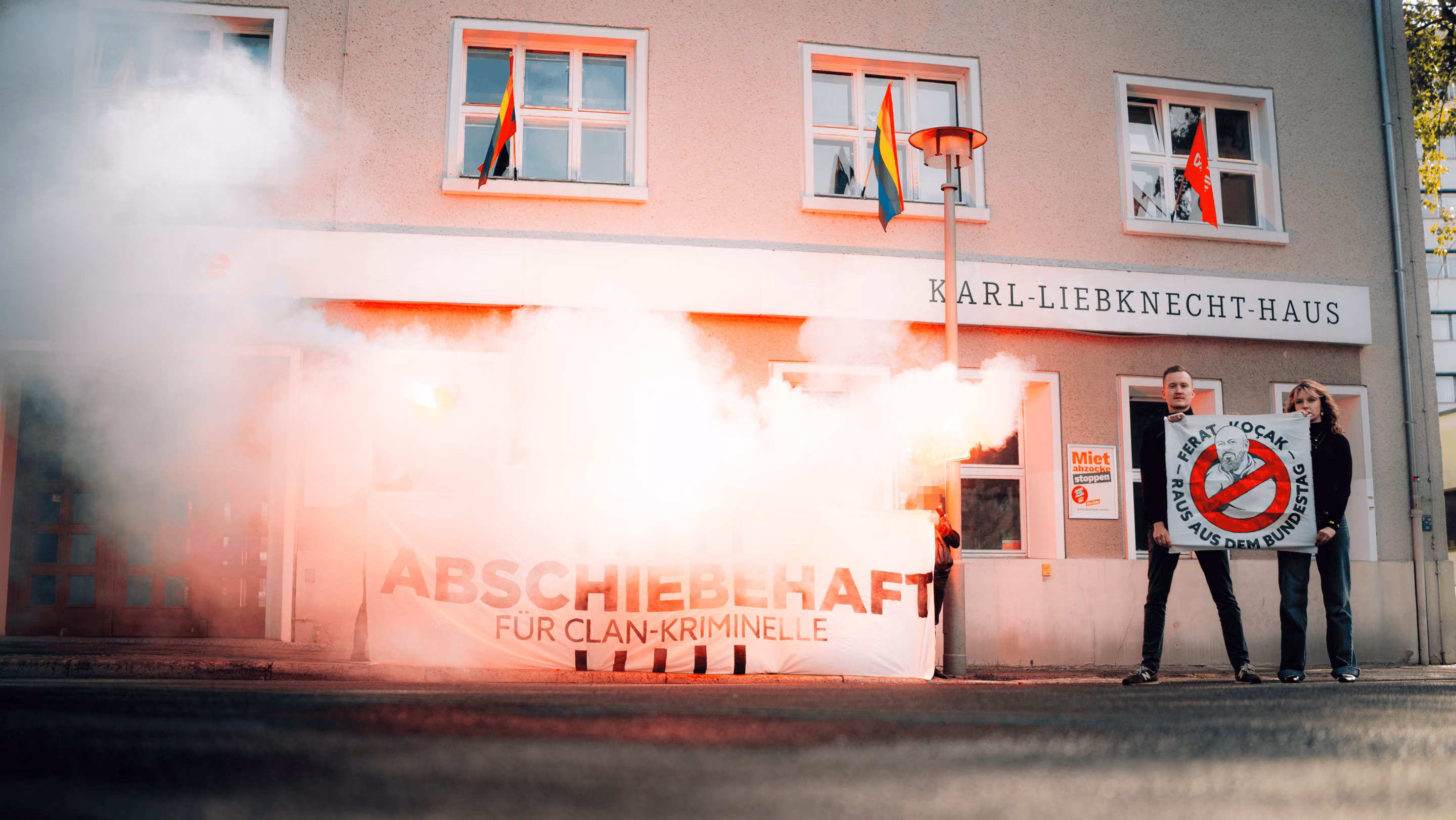 Aktivisten mit Bannern und Schildern vor dem Karl-Liebknecht-Haus in Berlin.